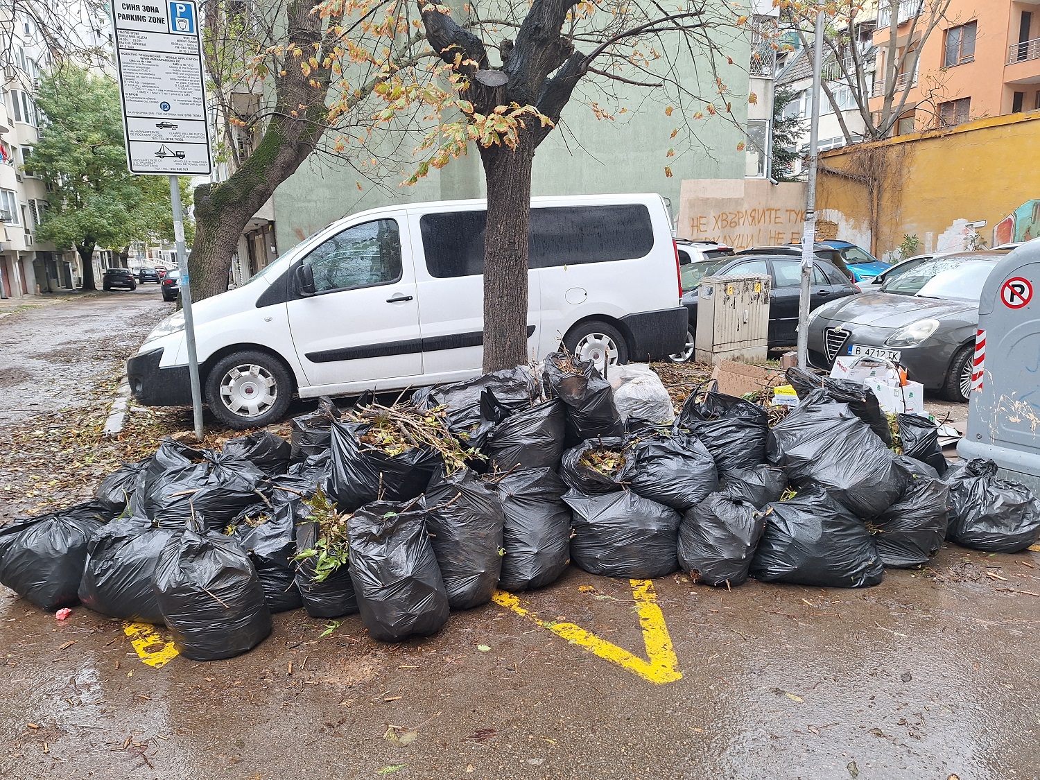 И председателят на местния парламент се включи в почистването на Варна